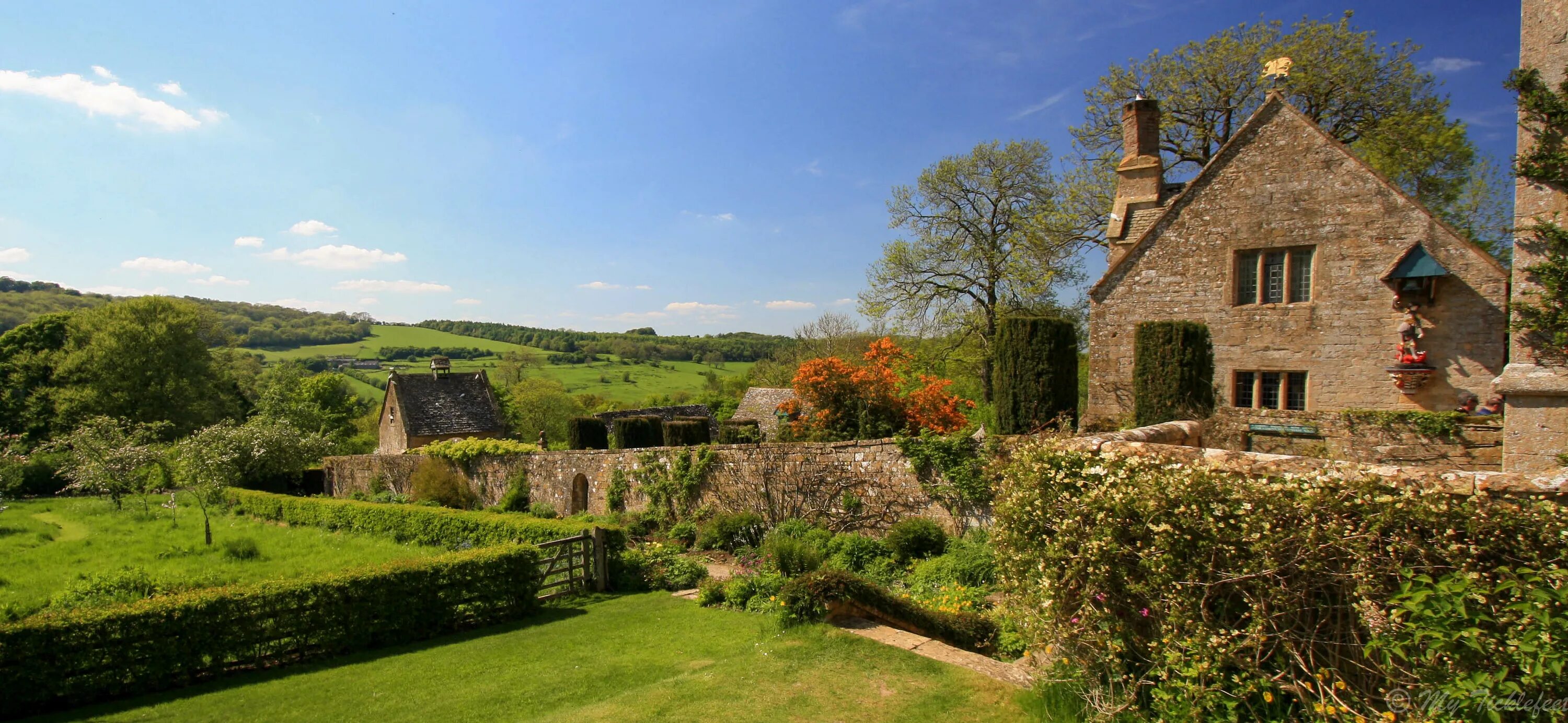 English countryside. Котсуолдс Англия дом Бекхэм. Котсуолдс Англия ферма. Повозки. Холм Котсволдс в Бристоле.