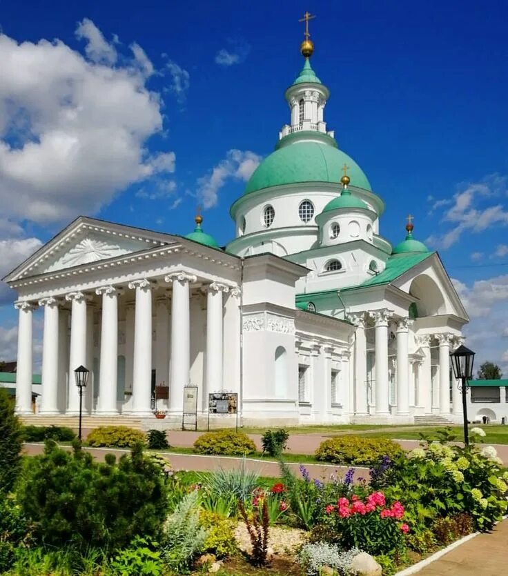 Церкви классицизма. Классицизм стиль Церковь Омск. Церкви в стиле классицизм в России. Классицизм Рязанский храм. Храм в стиле классицизма.