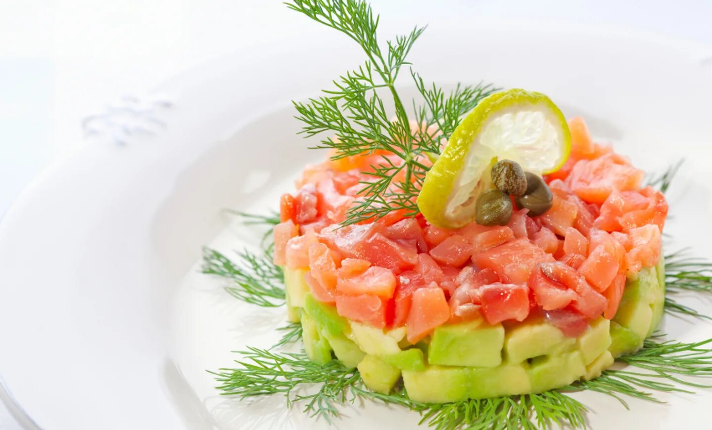 салат сальмон с красной рыбой. закуска с лососем и авокадо. салат из форели слабосоленой. блюда с форелью слабосоленой. чавыча слабосоленая.