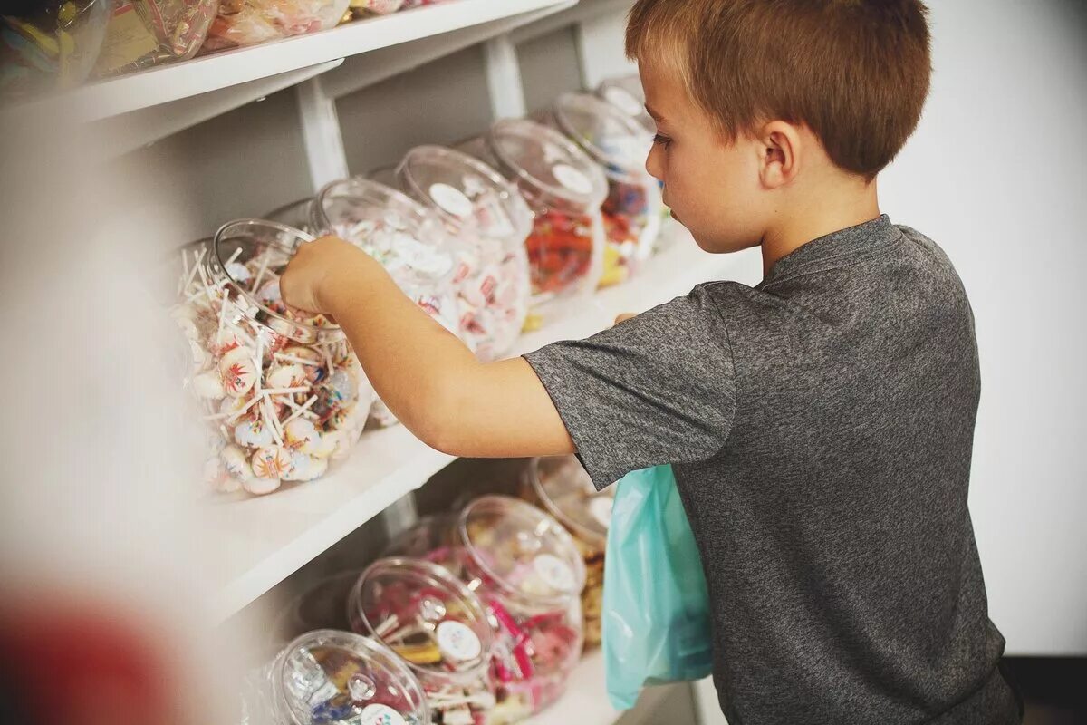 Взять детское. Ребенок в магазине. Ребенок ворует. Ребенок ворует конфеты. Магазин сладостей для детей.