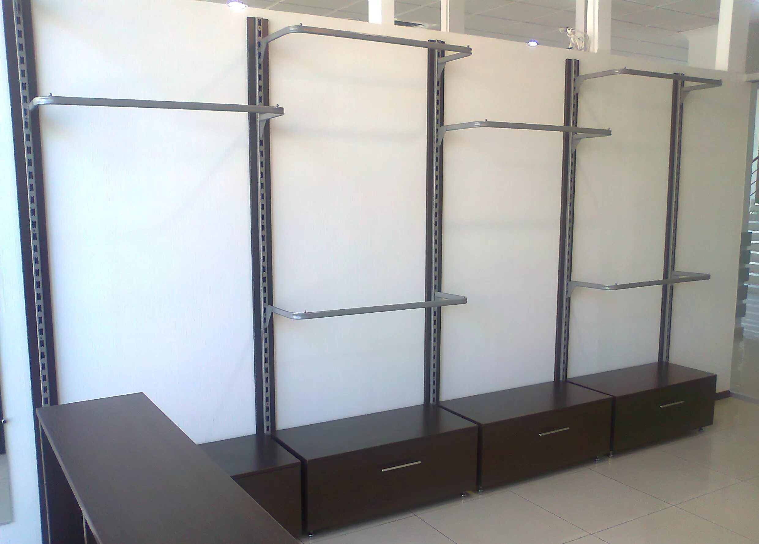 Торговое оборудование для магазина одежды. Оборудование для магазина одежды. Оборудование для торговли одеждой. Авито оборудования для одежды. Черное оборудование для магазина одежды.