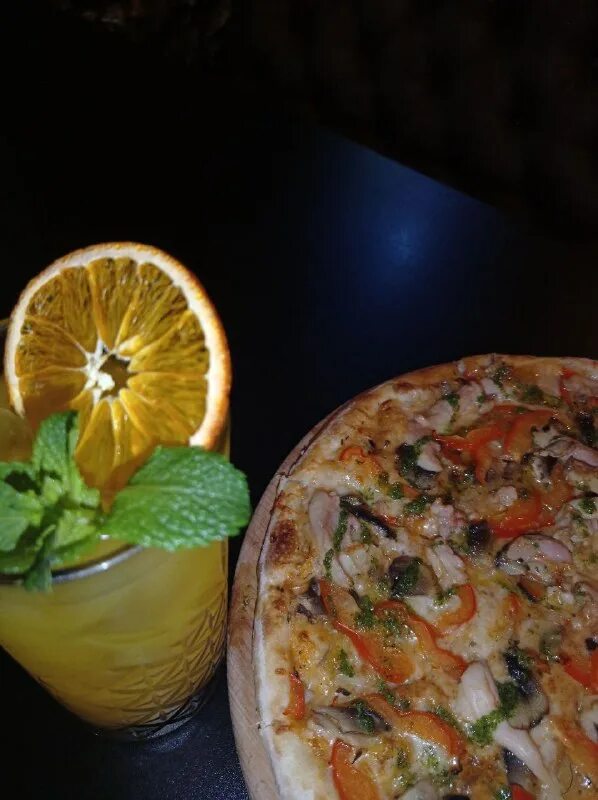 девушка с бананом. сазан в духовке в фольге. прям смачный. прям смачный. облизывает губы.