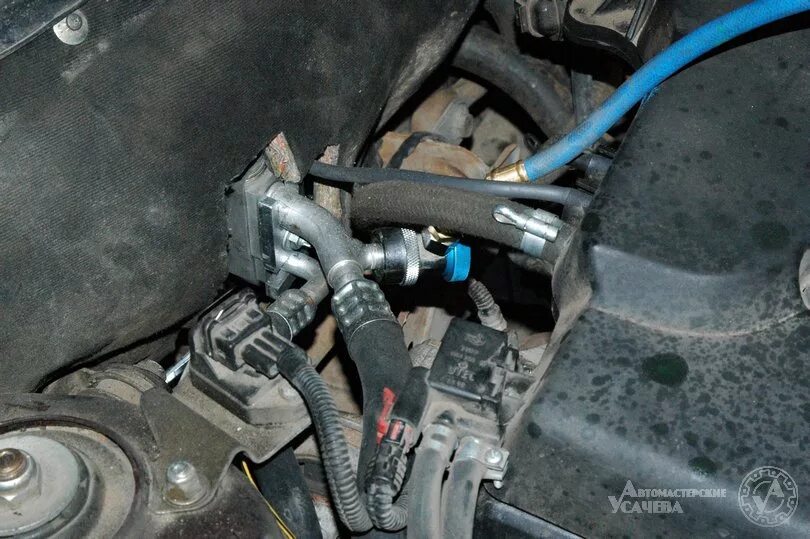 Где находится датчик давления приора. Вакуумный датчик лада приора. датчики 126 двигателя лада приора. привод кондиционера приора 217030. датчик кондиционера приора где находится.