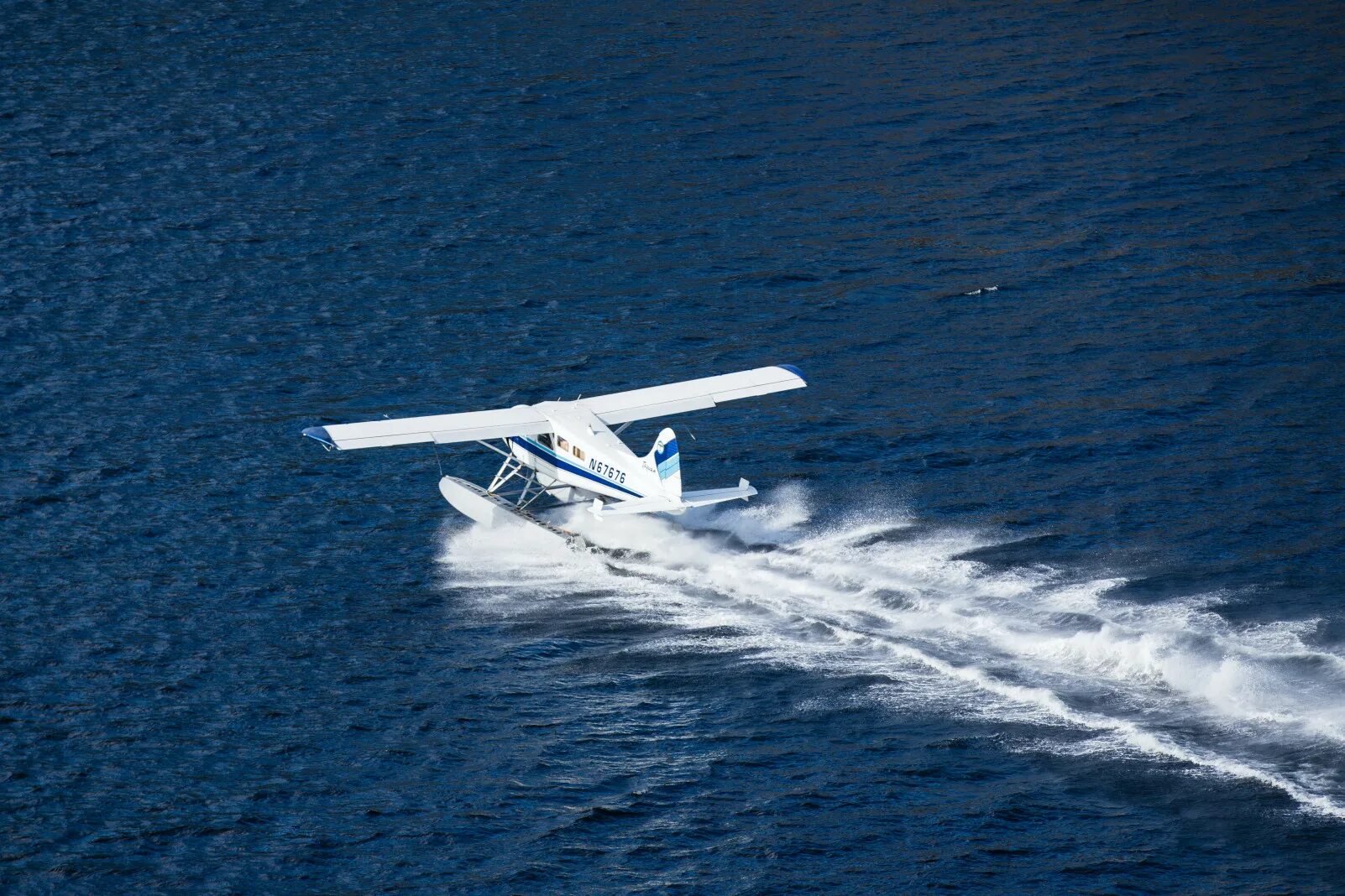 Самолет падает в воду. Гидроплан. Аэроплан на воде. Гидросамолет синий.