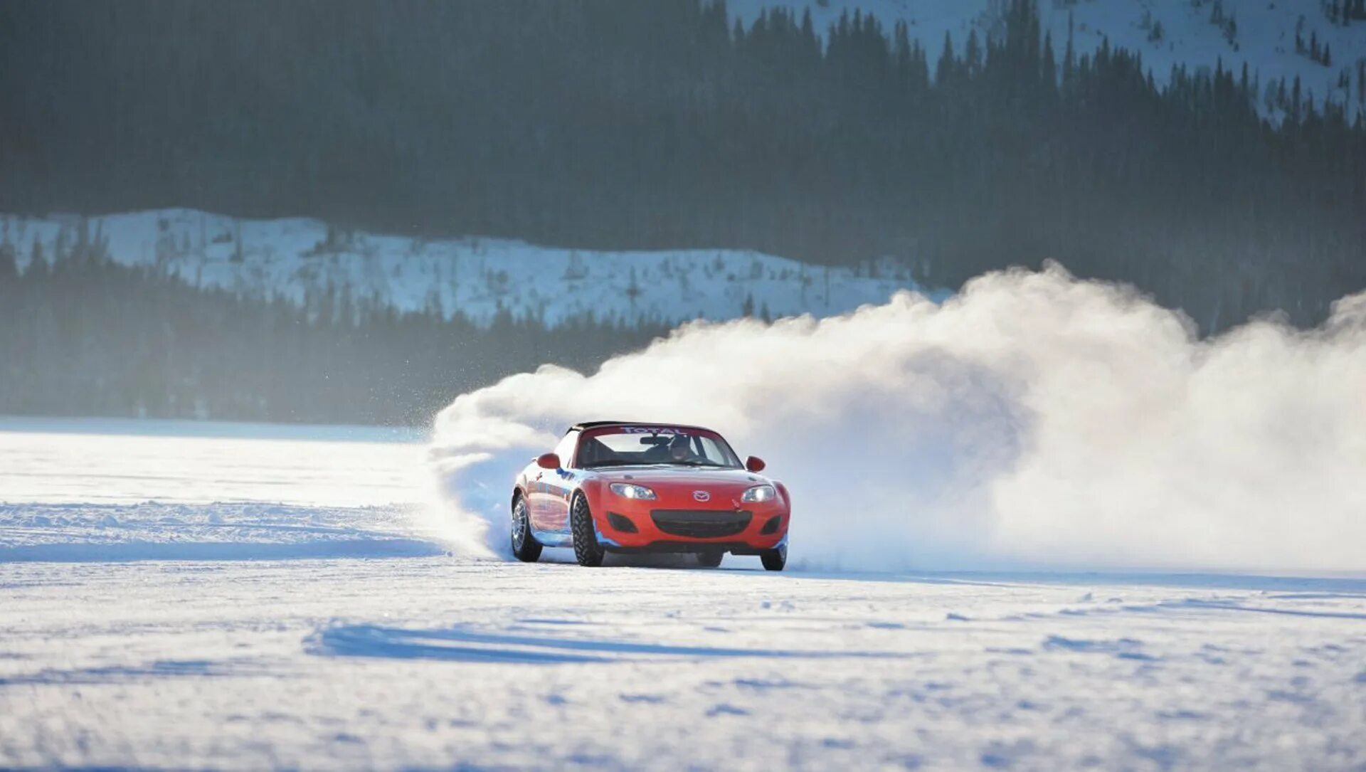 Drifting snow. Зимний дрифт. Машина в снегу. Машина в заносе. Машина в заносе зимой.