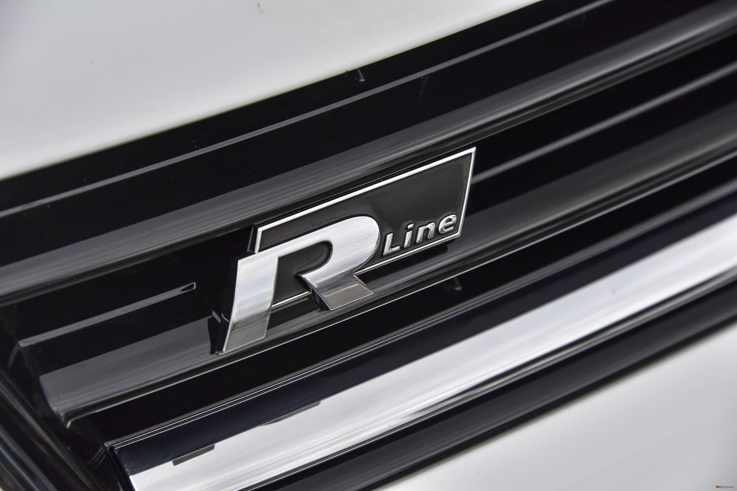 Vw r line. R line Volkswagen logo. Шильдик р лайн гольф 6. Шильдик r line VW Polo. VW R line 2022 logo.