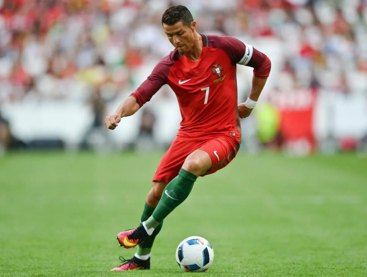 Best football player. Криштиану Роналду. Криштиану Роналду евро 2016. Cristiano Ronaldo Portugal. Профессия футболист.