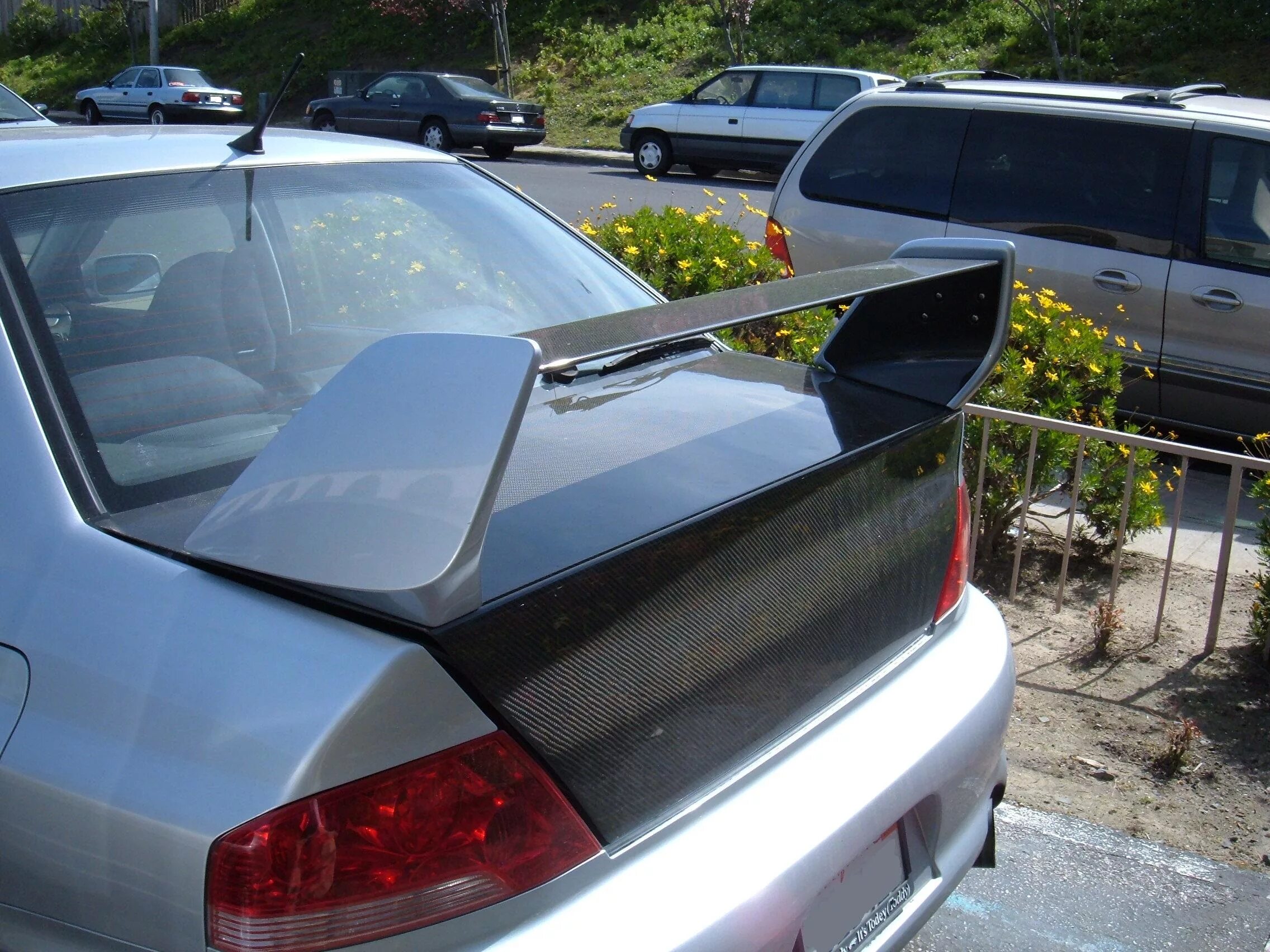 Как ставить спойлер. Mitsubishi Lancer Evolution Spoiler. Lancer 2f2f спойлер. Спойлер большой Mitsubishi Lancer Evolution. Огромный спойлер.