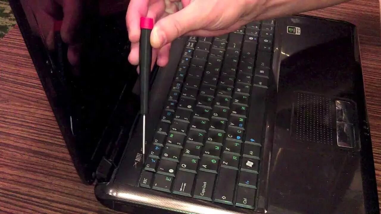 Как сменить клавиатуру на ноутбуке. Ноутбук ASUS k50ie. Снятие клавиатуры с ноутбука ASUS. Нетбук с отсоединяемой клавиатурой. Ноутбук асус снятие клавиатуры.