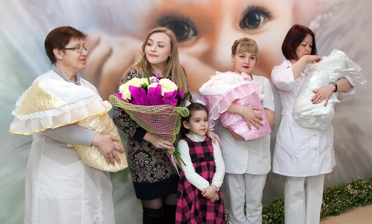 выписка из роддома троцня. выписка тройни. выписка близнецов из роддома. тройняшки выписка. тройняшки на выписке.