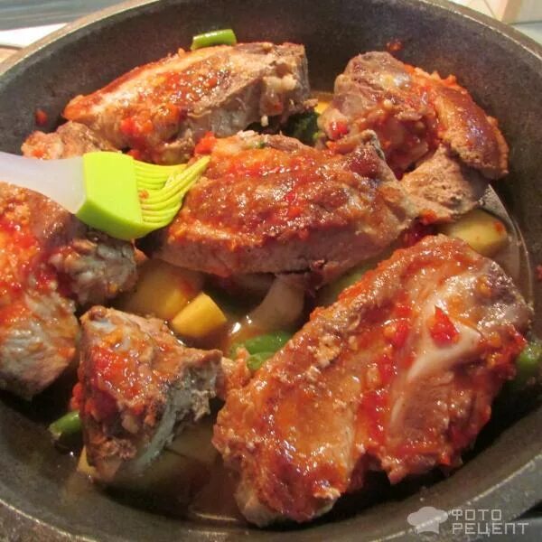 рёбрышки с картошкой в казане. рёбра свиные с овощами в казане. свинина с картошкой в казане. ребрышки в казане. картошка со свининой в казане на костре.