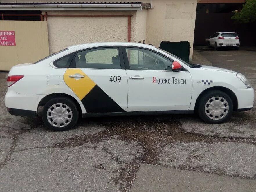 город центр такси. город центр такси. современный автомобиль такси. такси в париже. город центр такси.