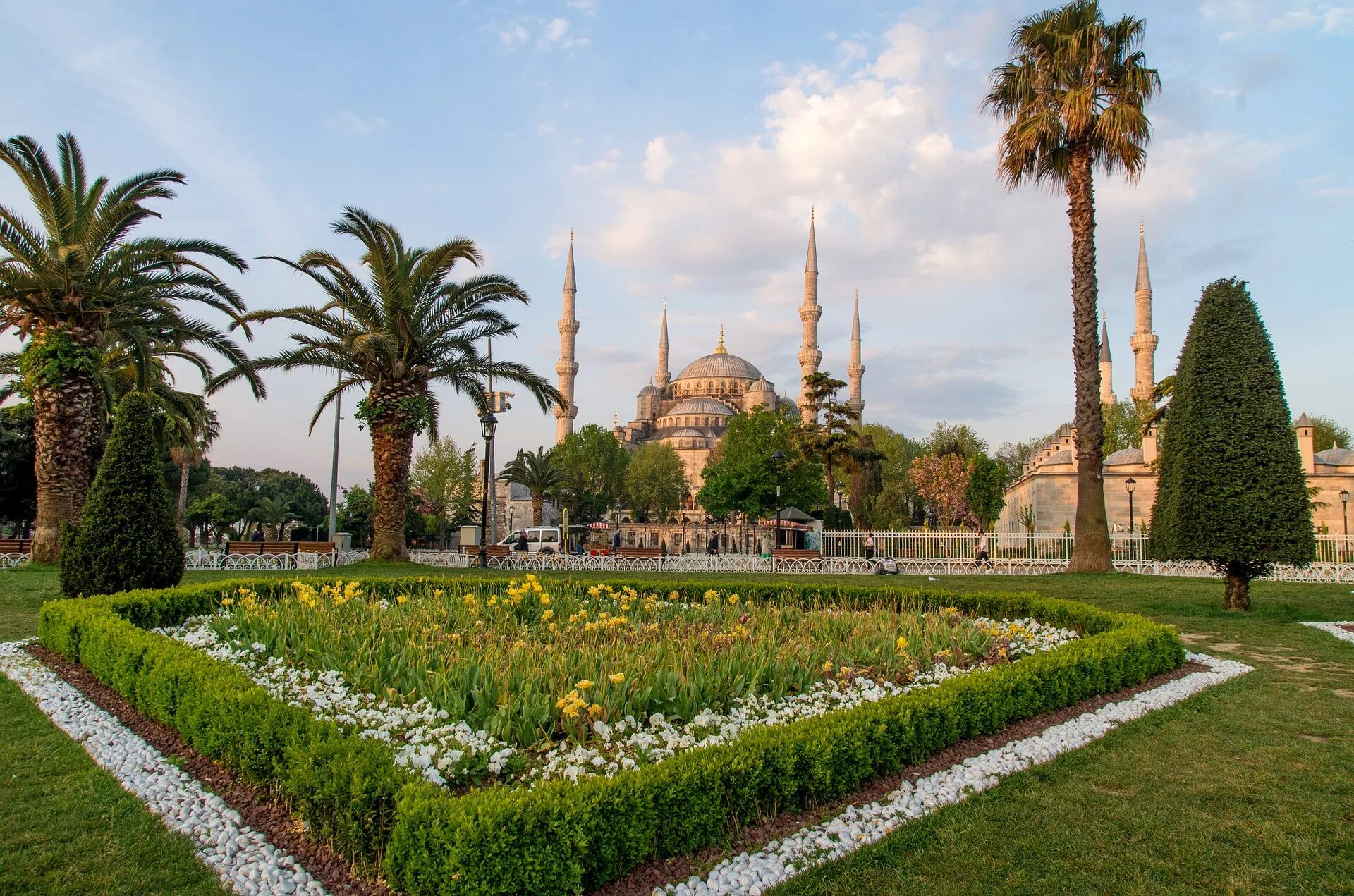 Стамбул старый город султанахмет. Султанахмет Стамбул. Султанахмет (площадь). Площадь Султанахмет, Стамбул #Турция. Площадь и мечеть Султанахмет.