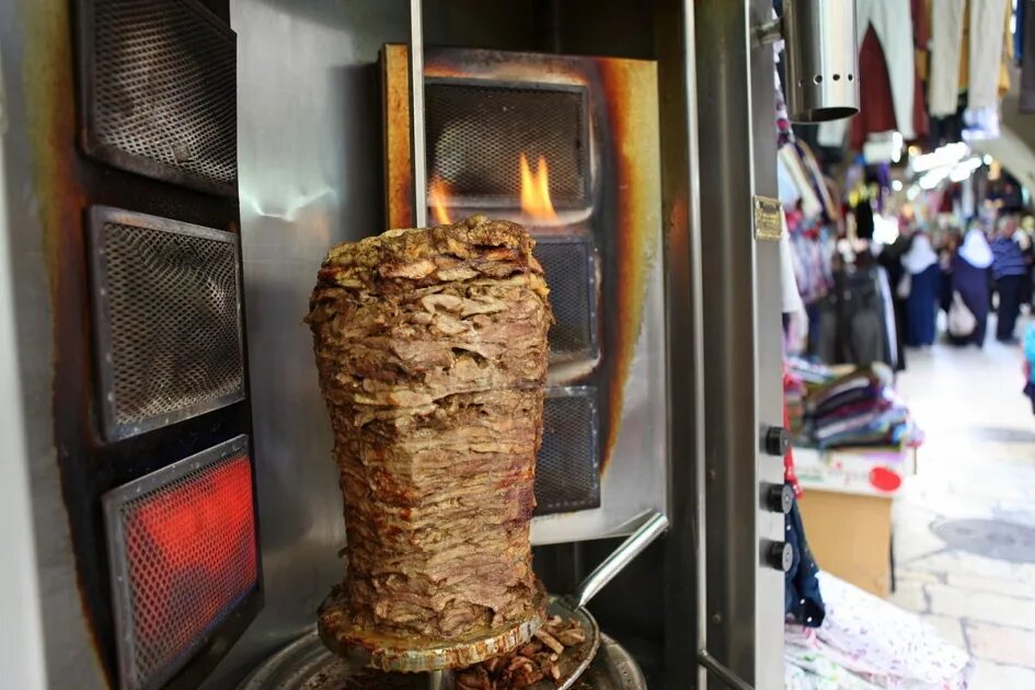 Столовая шаверма. Shawarma москва. Помещение для выпечки шаурмы. Шаурма в москве фото. Шаурма на вертеле.