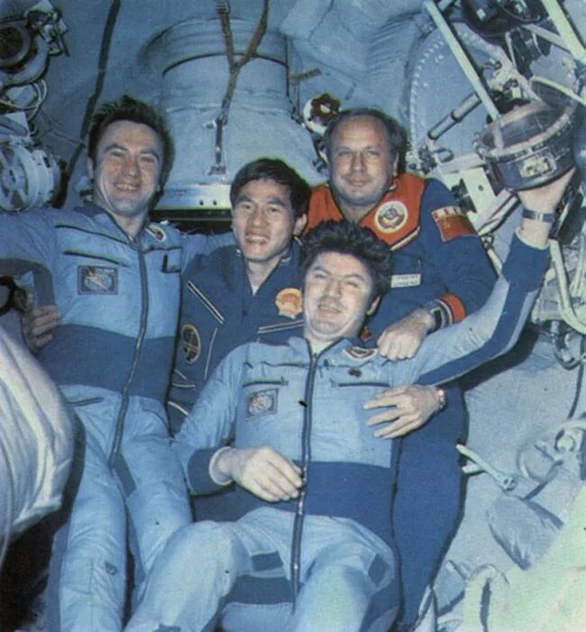 Космонавты были в полете 290 часов. Фам Туан космонавт. Фам Туан вьетнамский космонавт. Горбатко космонавт.