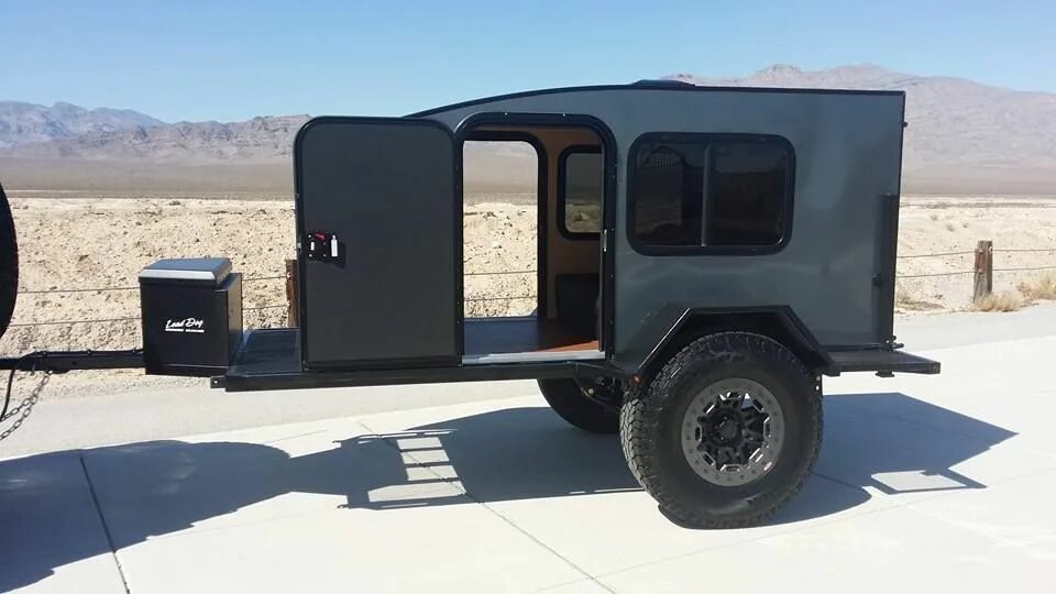 Road trailer trailer. Road trailer trailer. Road trailer trailer. Кемпер прицеп автодом. Туристический внедорожный прицеп автодом.