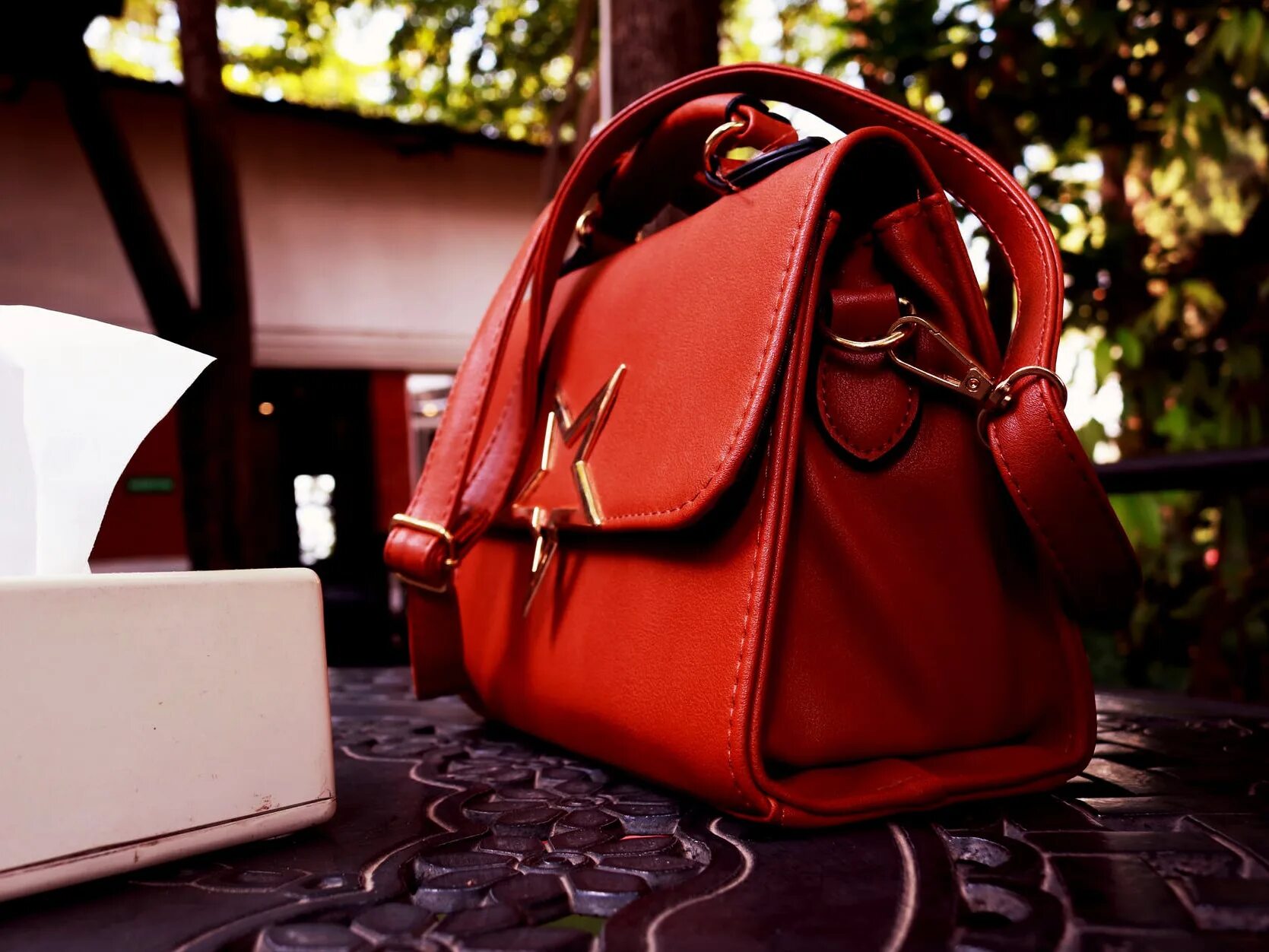 Где выбрать сумку. Кожаная сумка. Женская сумочка на столе. Простая кожаная сумка. Luxury Bags.