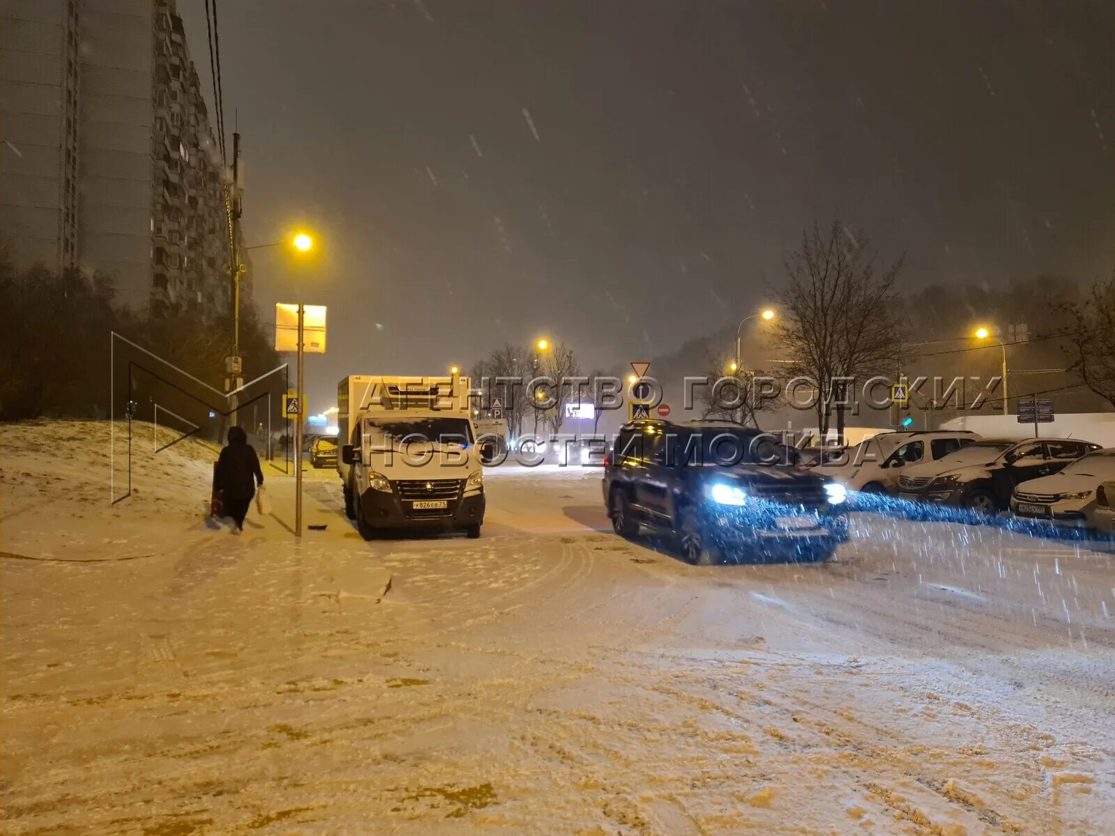 Снегопад Москва вечер. Дом замело снегом. Частный дом замело по крышу. Дом замело с крышей. Сегодня снег вечером будет