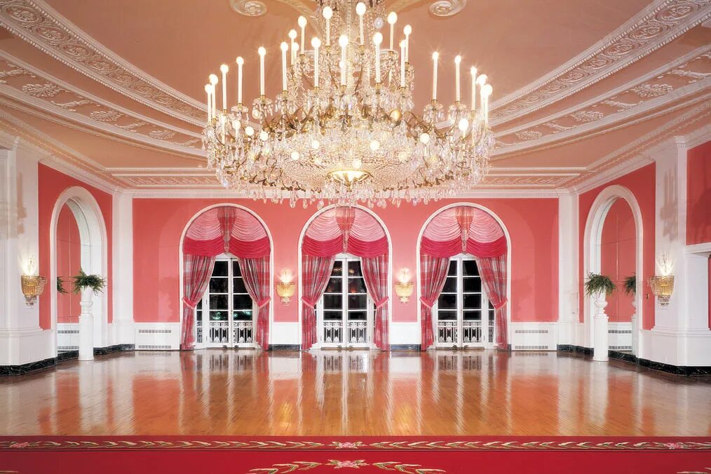 Зал для фотосессии. Королевский бальный зал. Бальный Королевский зал Золушка. Розовый Королевский дворец изнутри бальный зал. Бальный зал дворец принцессы.