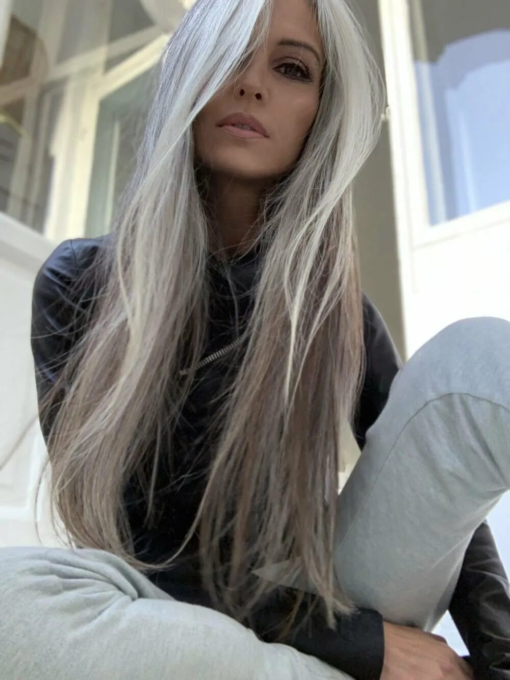 Светло седой цвет волос. Стефани Даниэль пепельная блонд. Пепельный миллиривинь. Дафна Хикс Grey hair.