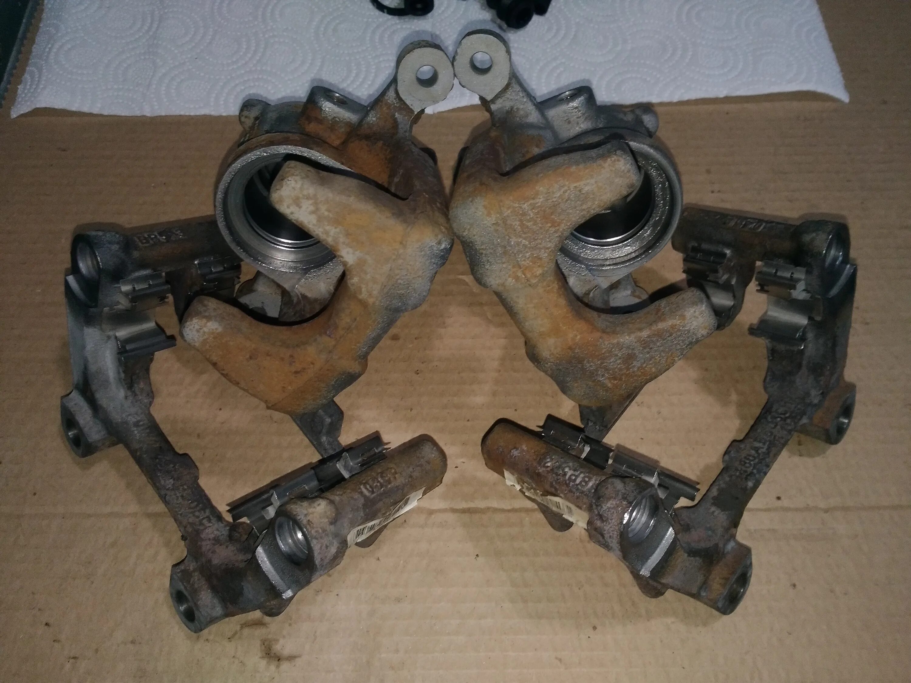 Volkswagen Tiguan 2007-2015: Rear brake caliper repair (Chassis / Brake system) 