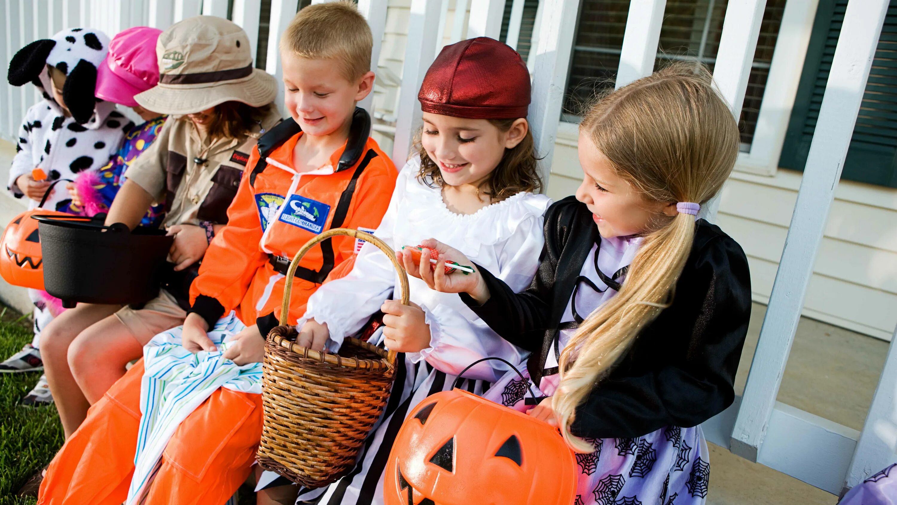 A treats children. Хэллоуин для детей. Выпрашивание сладостей на Хэллоуин. Хэллоуин дети просят конфеты. Дети ходят по домам на Хэллоуин.