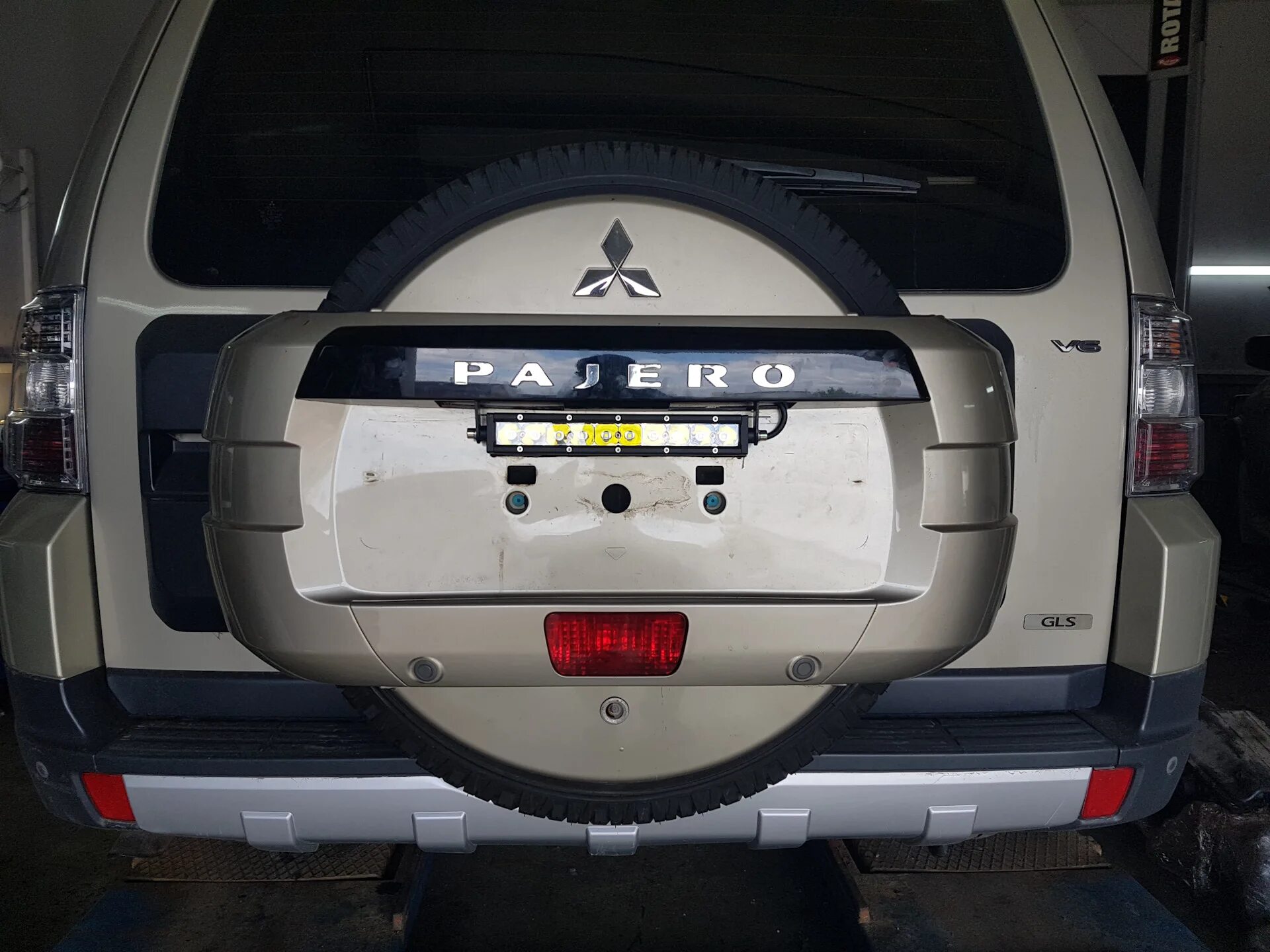 доп свет на паджеро 3. мицубиси паджеро 4 доп фары. ходовые огни митсубиси паджеро 4. паджеро 4 рестайлинг. мицубиси паджеро 4 дневные ходовые огни.