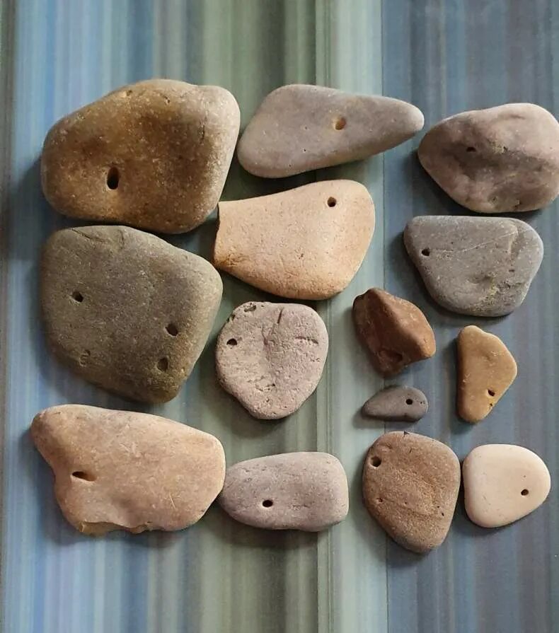 Куриный бог камень с дырочкой. Куриный божок камень. Камушек куриный бог. Куриный божок камень. Куриный бог.