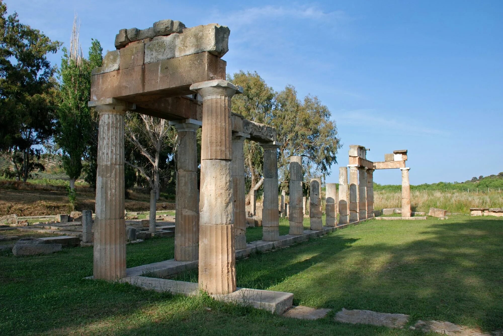 The temple of artemis. Храм Артемиды Бравронии. Святилище Артемиды Акрополь. Враврона Греция. Святилище Артемиды Бравронии в афинском Акрополе реконструкция.