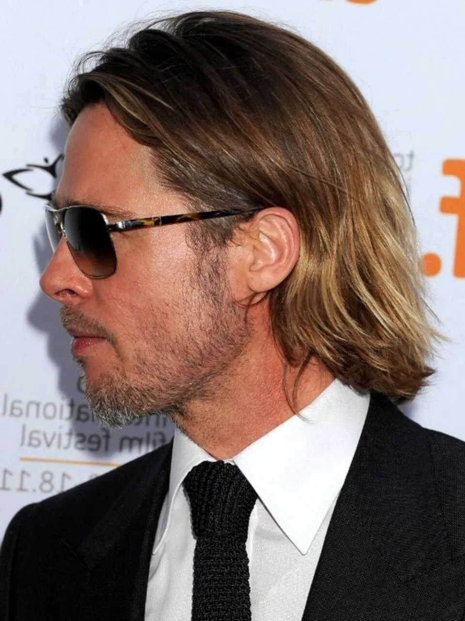 Известные мужчины с каре. Брэд Питт (Brad Pitt) длинные волосы. Стрижка Брэд Брэд Питт. Брэд Питт прически. Брэд Питт удлиненная стрижка.