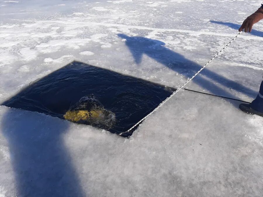 Утонул провалился под лед. Трупы утопленников в Волге. Опасные места на Волге зимой.