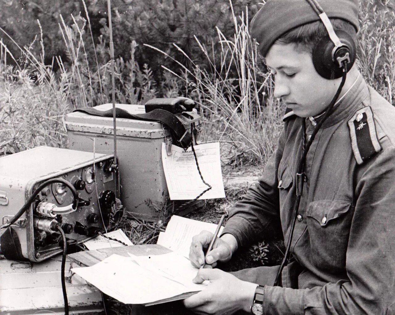 Связь во время великой отечественной. Наушники радиста РККА 1941. Военные Связисты СССР. Рация связиста РККА. Солдат Связист.