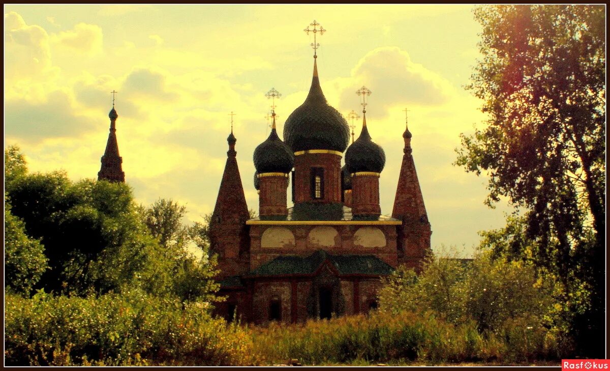 пятиглавый собор. храм православный пятикупольный. пятиглавых монастырских храмов. среди дубравы блестя крестами храм пятиглавый с колоколами. успенский собор ростовского кремля.