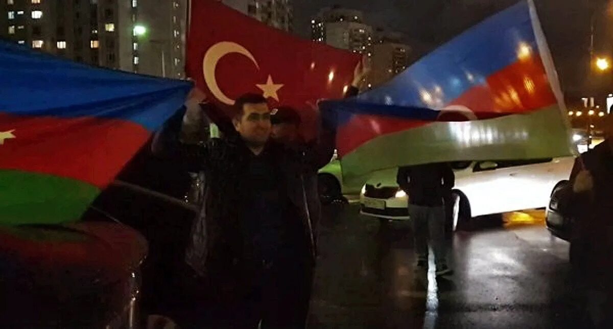 Азербайджанцы в России. Азербайджанцы в Москве. Турецкий флаг на улицах. Азеры в Москве.