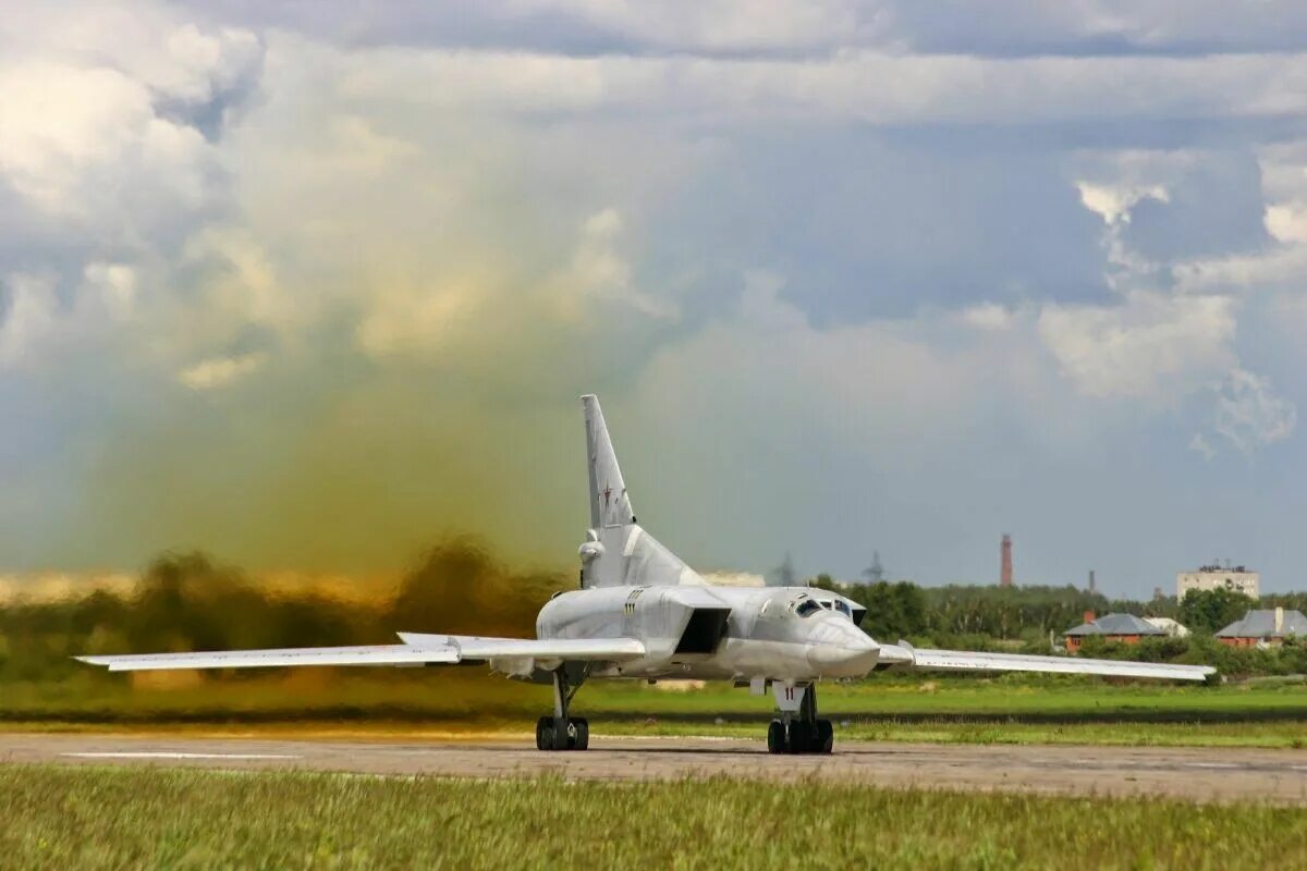 Ту-22м3. Ту-22м сверхзвуковой самолёт. Ту-22м3 ВКС РФ. Стратегический бомбардировщик ту-22м3.