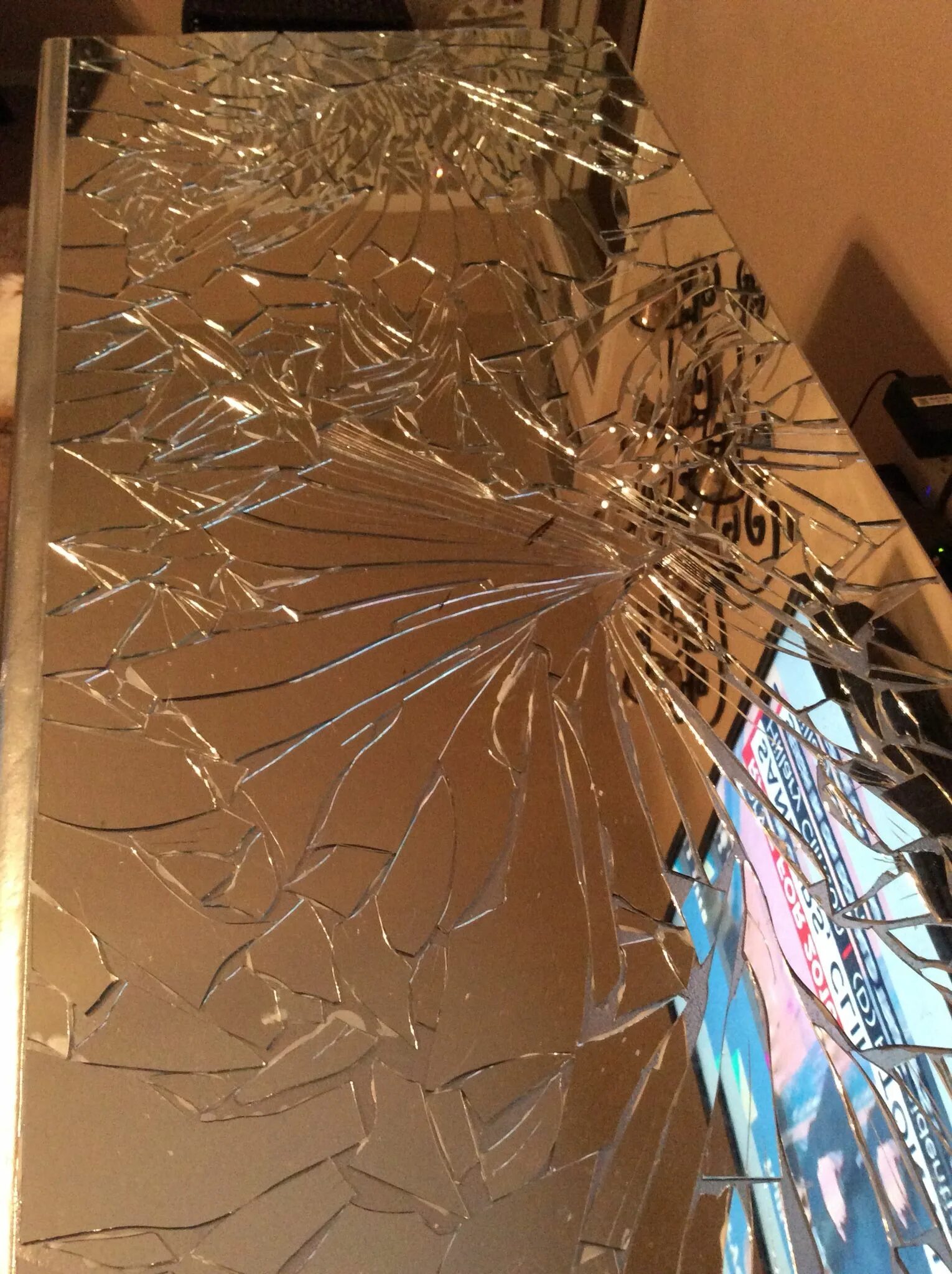 Разбили стекло на двери. Разбитое стекло шкафа. Декор разбитого зеркала. Трещина на зеркале. Декор треснутого стекла.