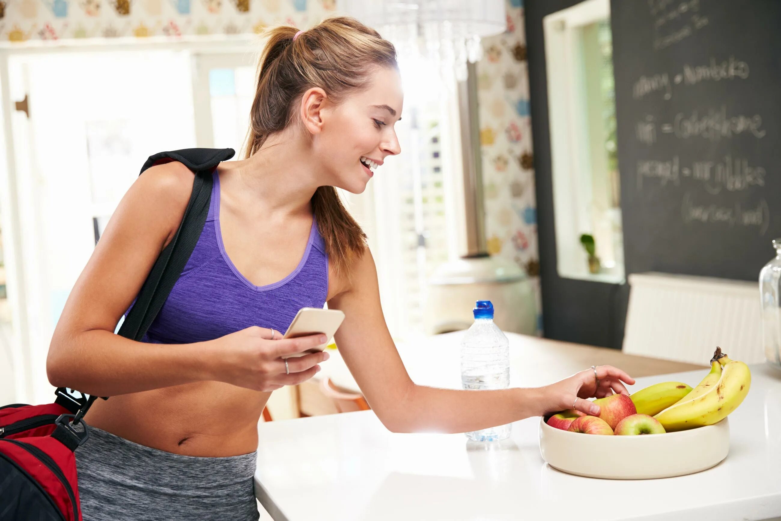 Do your dishes. Девушка похудение. Для похудения. Девушка на диете. Девушка ест фрукты.