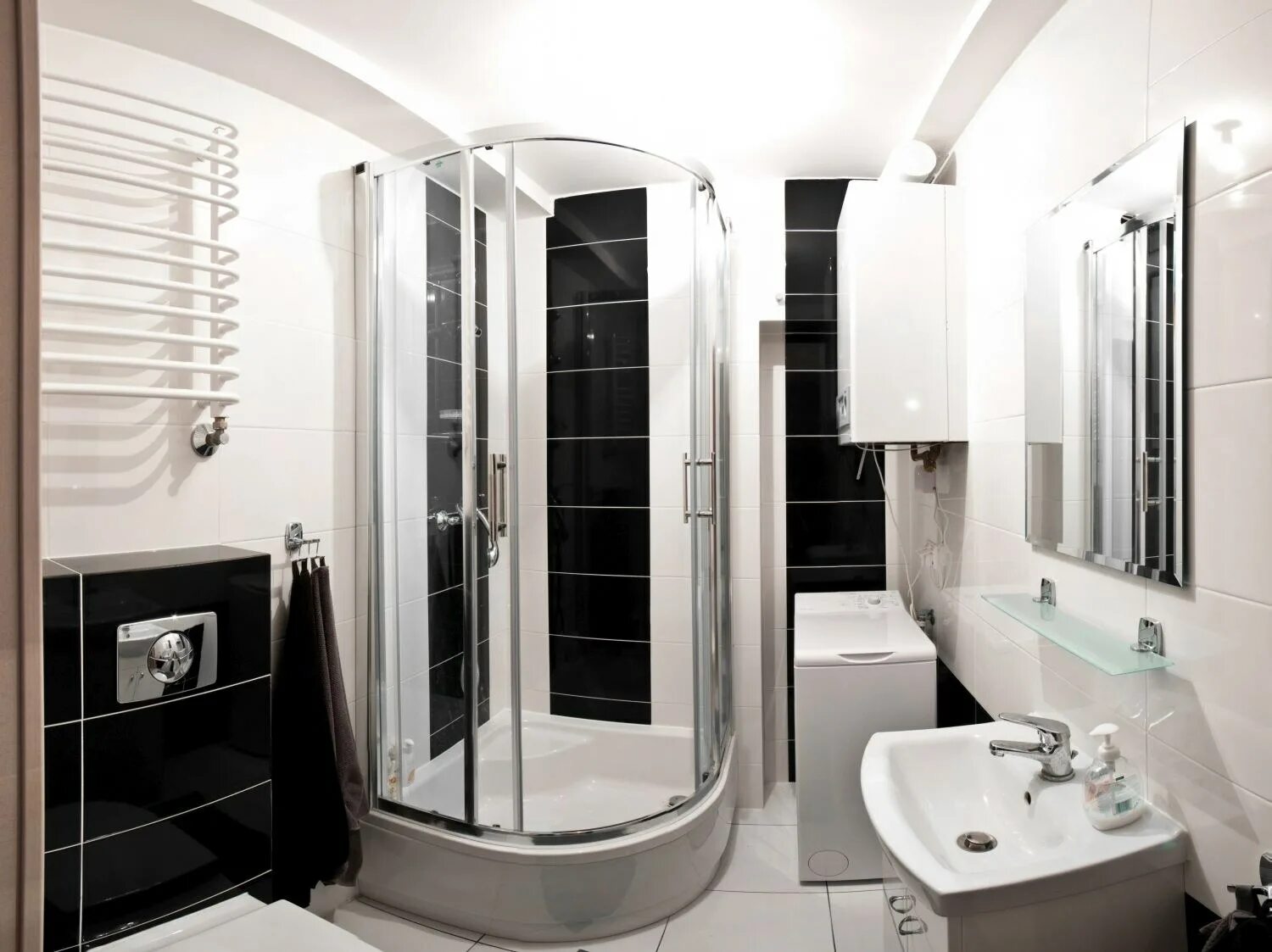 Маленькая ванная комната с душевой кабиной. Небольшая ванная с душевой кабиной. Черно белая ванная с душевой кабиной. Ванные комнаты с душевой кабинкой. Душевая в маленькой ванне фото