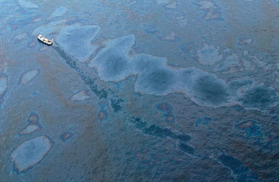 Поверхность океана покрыта. Разлив нефти в Балтийском море. Балтийское море выброс нефти. Нефтяное пятно в Балтийском море. Нефтяное пятно на поверхности воды.