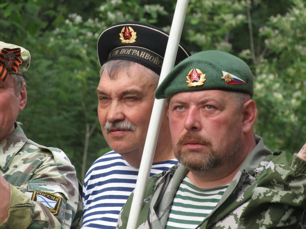 Стихотворение про пограничников. У пограничников суровые законы текст. Песня пограничников строевая. У пограничников суровые. А на плечах зеленые погоны.