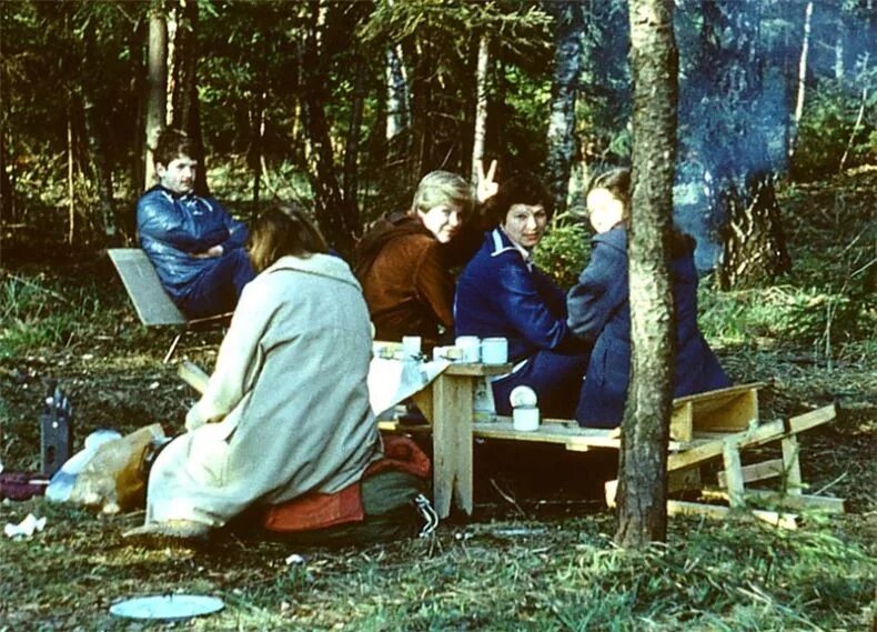 Воспоминания советских времен. Советские воспоминания. Пикник в лесу СССР. Советские люди на пикнике. Ностальгические воспоминания.