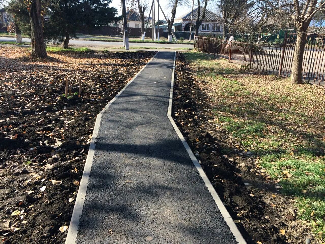 асфальтовая дорожка. разметка 1. велопешеходная дорожка. разметка на тротуаре. пешеходная улица.