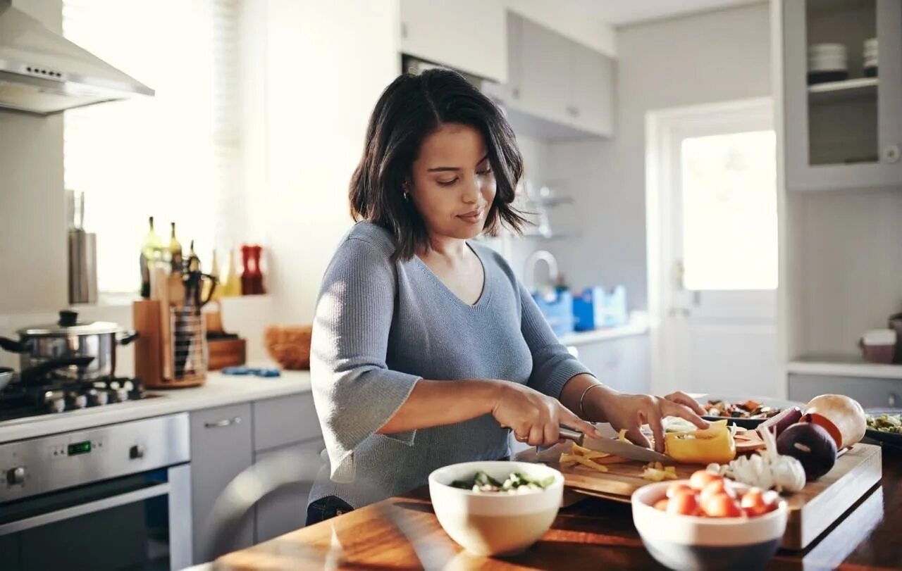 Женщина на кухне. Женщина готовит. Готовка на кухне. Фотосессия на кухне. Dish girls