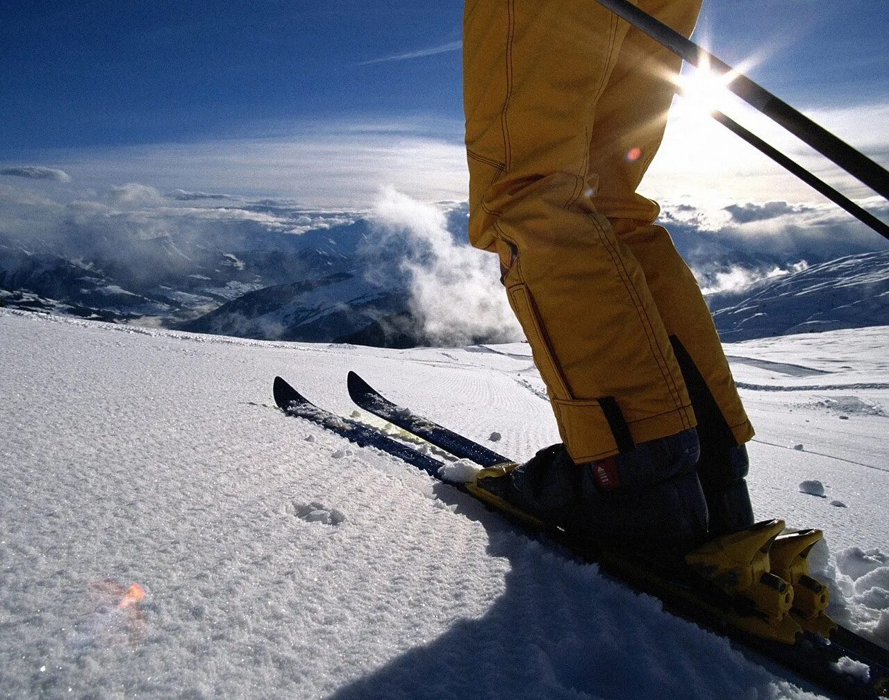 Горные лыжи. Катание на лыжах в горах. Горы лыжи. Горные лыжи в снегу. 8192 1024