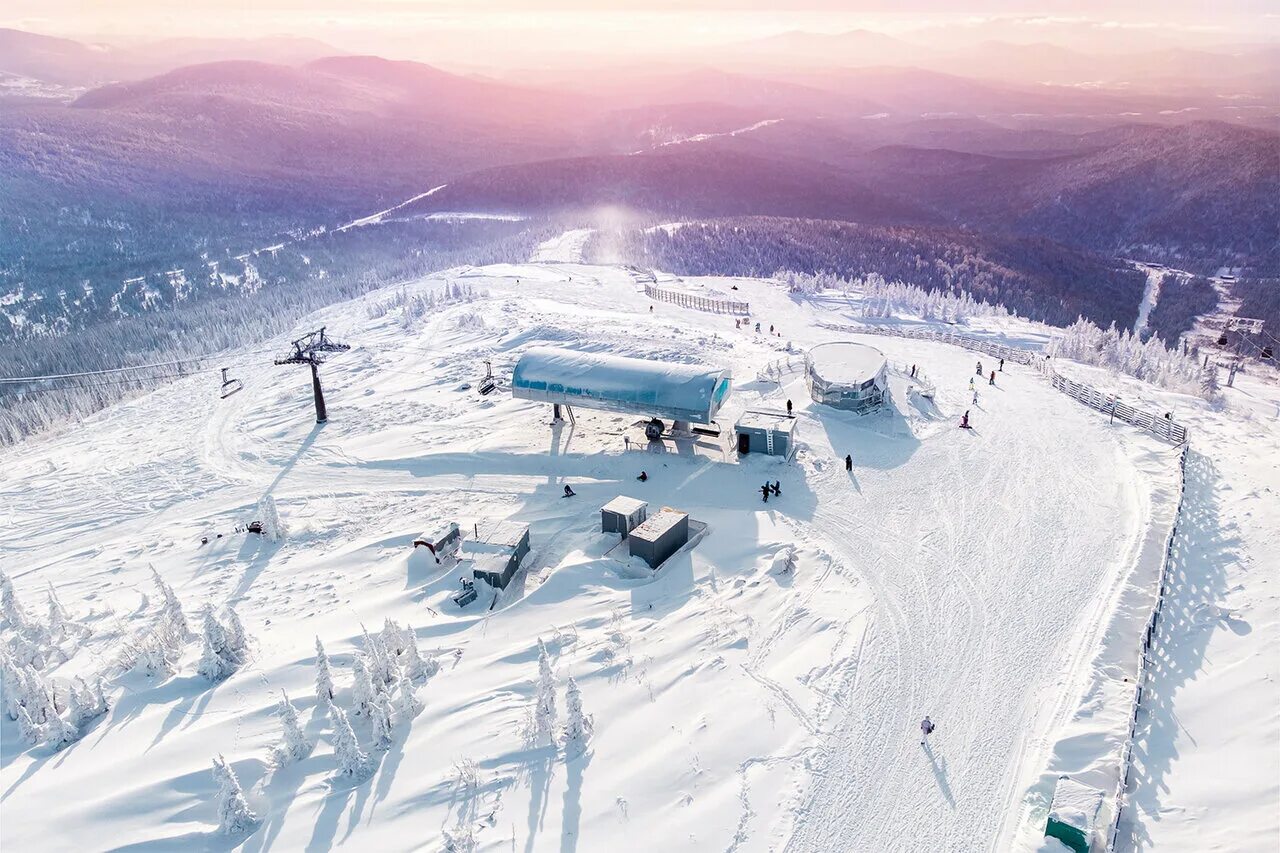 Гора шерегеш горнолыжный курорт. Горнолыжный кемерово. Горнолыжка в сибири шерегеш. Горнолыжка шерегеш. Горнолыжка кемерово шерегеш.