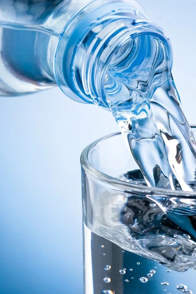Вода является напитком. Питьевая вода. питьевые минеральные воды. чистая вода. стакан воды.