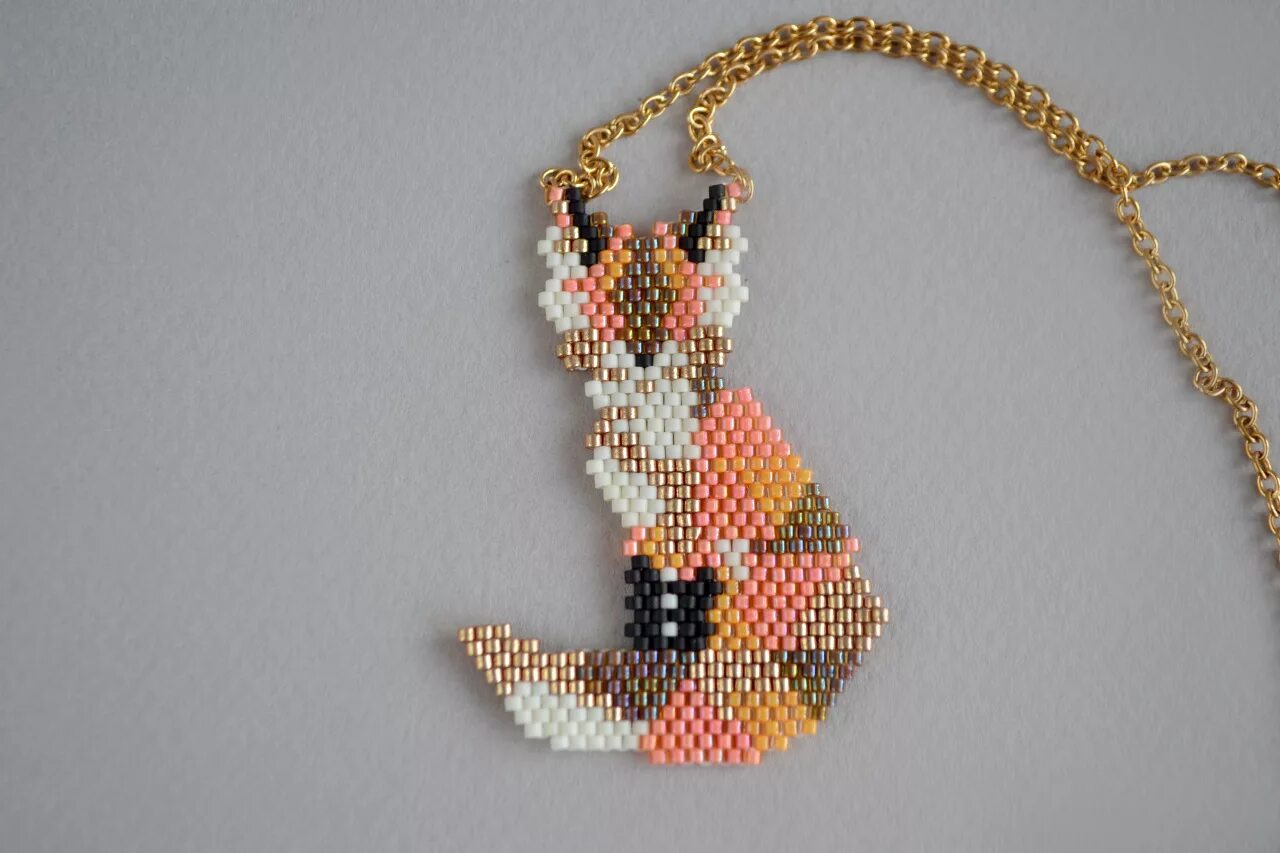 Схемы для бисероплетения браслеты на станке. Кицунэ из бисера. Кицунэ вышивка крестом. Кицунэ из бисера. Брошь лисенок из бисера.