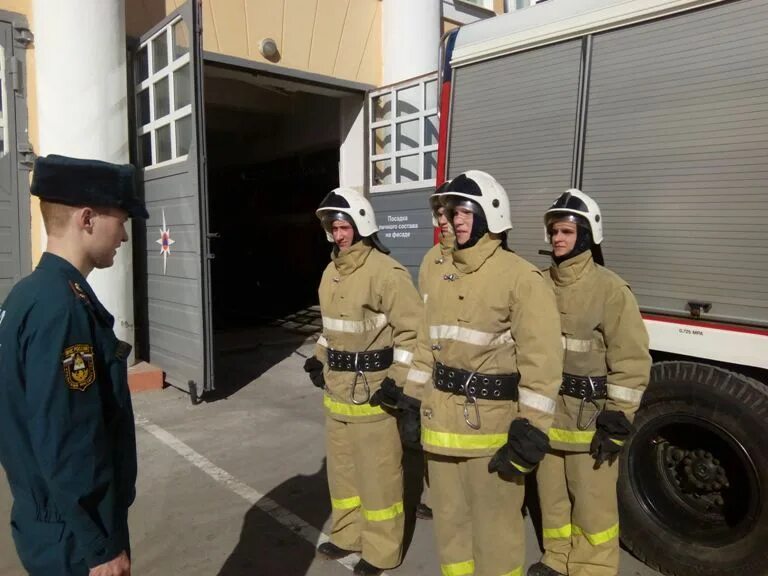 Обязанности дневального пожарного. Караул пожарной части. Постовой пожарной части. Постовой на фасаде пожарной части. Пожарный караул МЧС.