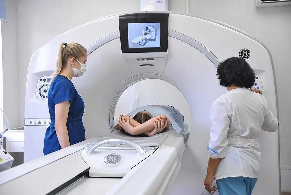 Мрт в одежде или без. Аппарат мрт пояснично крестцового отдела. Одежда для мрт. Мрт с контрастированием. Мрт.