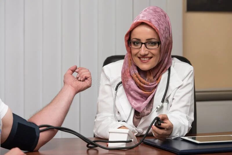 Врач мусульман. Медики мусульмане. Доктор мусульманин. Женщины в Дубае врачи. Арабский доктор.